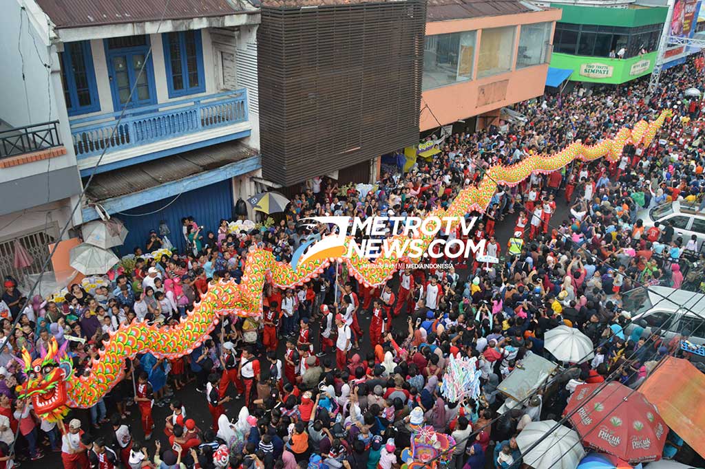 Liong Raksasa Meliuk-liuk di Jalan Suryakencana