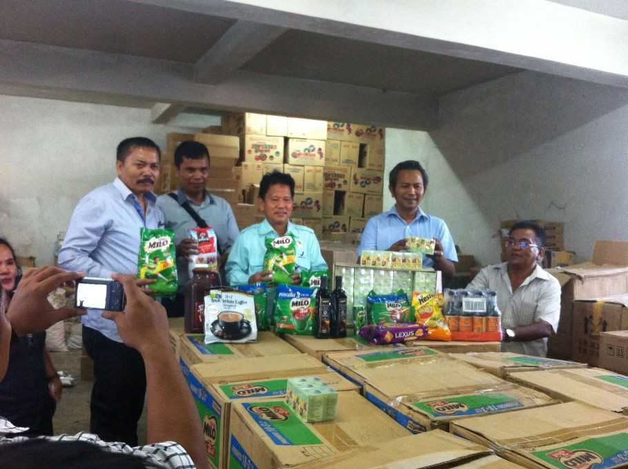 Petugas BPOM Medan menunjukkan hasil sitaan makanan-minuman tanpa izin edar sepanjang 2016. (Metrotvnews.com/Farida Noris)