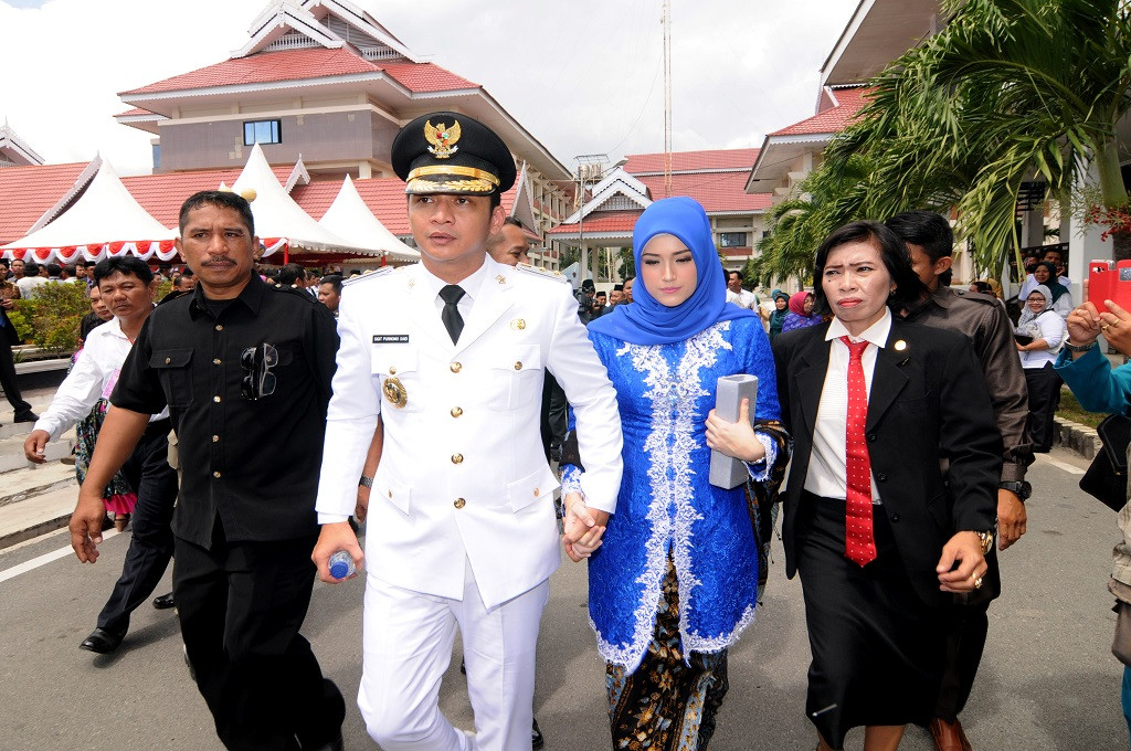 Pasha Ungu menggandeng tangan istinya, Adelia, usai pelantikan dirinya sebagai Wakil Wali Kota Palu, MI - M Taufan SP Bustan
