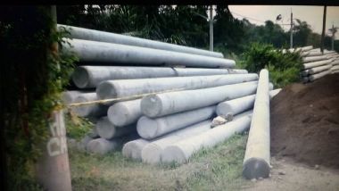 Pelajar SMP Tewas Terjepit Tumpukan Tiang Listrik