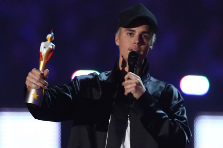 Usai Menang Grammy, Justin Bieber Bawa Pulang Piala Brit Awards 2016