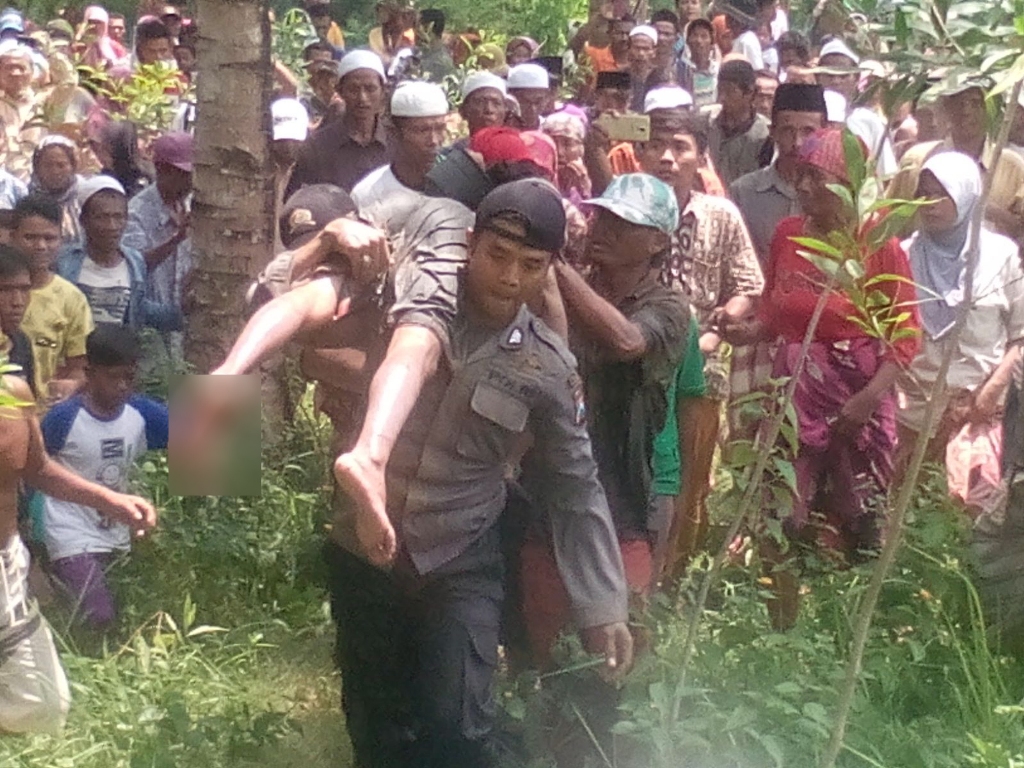 Sapraji saat dievakuasi setelah tertimpa batu saat memancing di sungai di Dusun Pao, Desa Palesanggar, Kecamatan Pegantenan, Pamekasan, Jawa Timur (Foto: MTVN/Agus Josiandi)