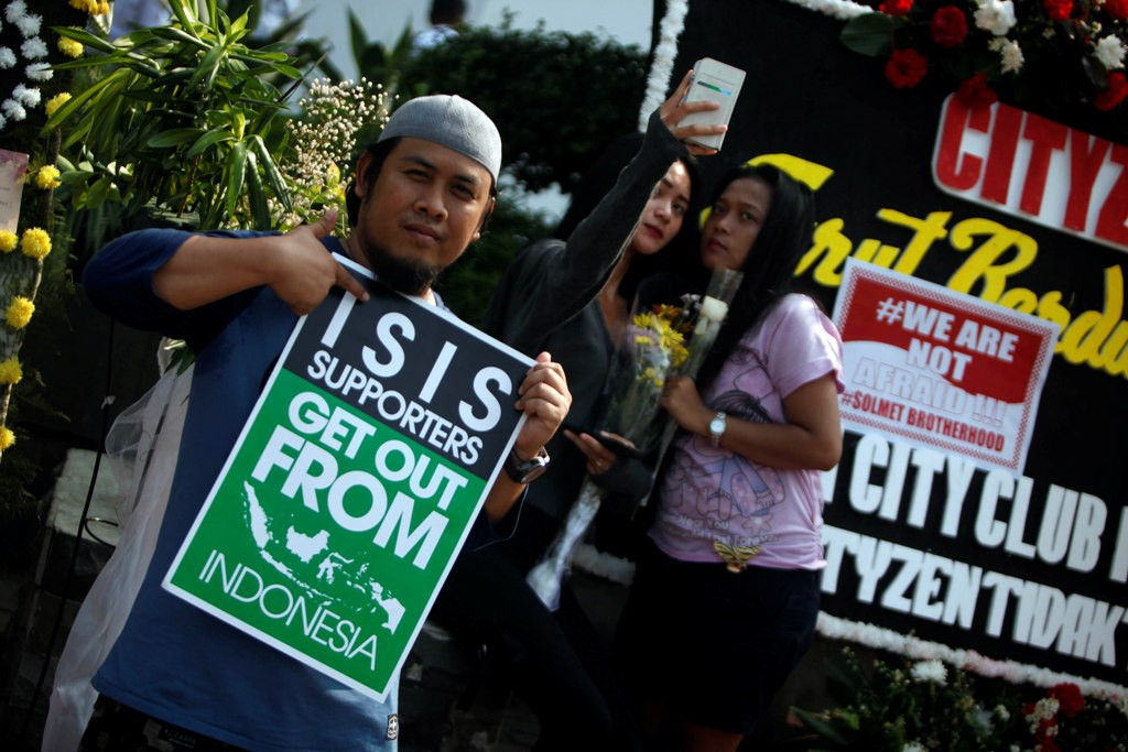 Aksi menolak takut terhadap teror di Jalan MH Thamrin Jakarta. Foto: MI/Rommy Pujianto.