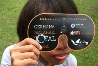 Warga Lembang Buat Kacamata Gerhana Terbesar di Indonesia