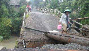Jembatan Ambruk, 4 Dusun di Brebes Terisolasi