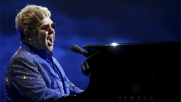 Elton John Tak Mau Lagi Ada Ibu di Hidupnya