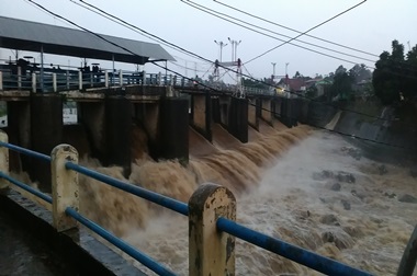 Hujan Semalaman, Katulampa Siaga III