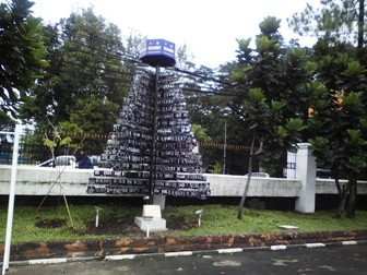 Ribuan Plat Nomor Pelanggar `Disulap` Jadi Pohon Cemara