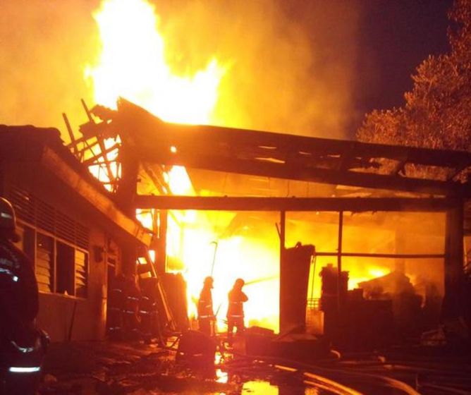 Kebakaran Kalijodo, 8 Mobil Damkar Diterjunkan  