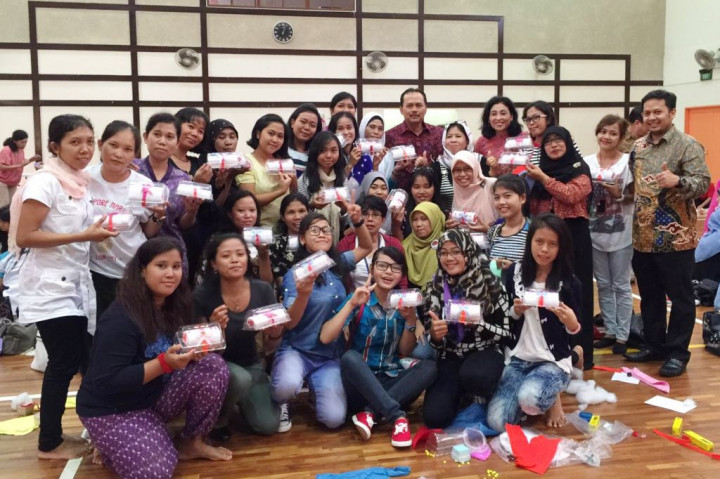 Tingkatkan Mutu Ketenagakerjaan, TKI di Singapura Diberi Pelatihan Kerajinan Tangan