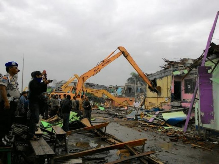 10 Eskavator Mulai Ratakan Bangunan di Kalijodo