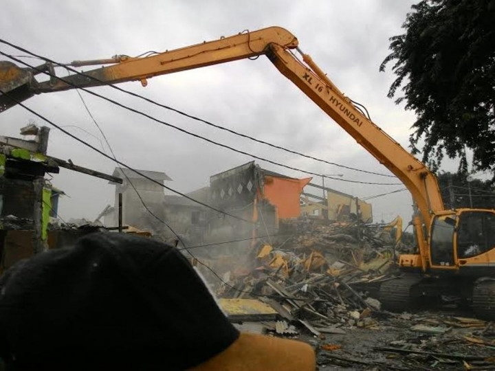 Puluhan Warga Kalijodo Saksikan Rumahnya Dihancurkan