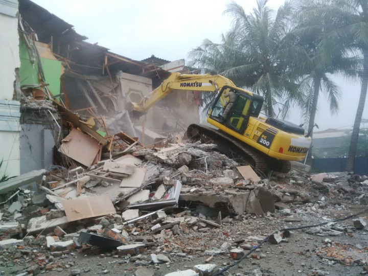 Dalam Hitungan Menit Kafe Daeng Aziz Rata dengan Tanah