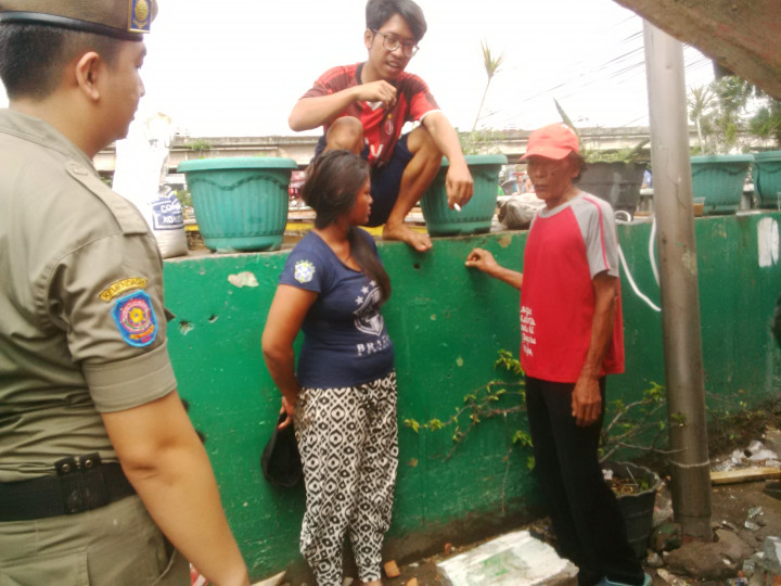 Seorang Wanita Terjatuh Saat Nonton Pembongkaran di Kalijodo