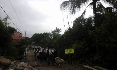 Jembatan Roboh, Siswa Pilih Jalan Kaki 7 Km