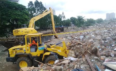 Puing Bangunan Kalijodo Dibersihkan