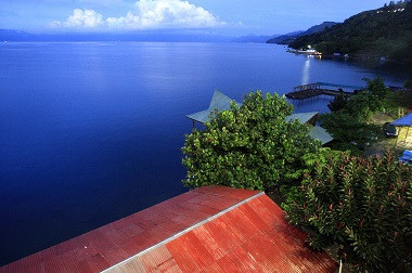 Mendarat di Kualanamu, Presiden Langsung Bahas Pengembangan Danau Toba