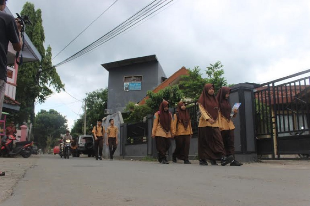 Sejumlah siswa keluar dari sebuah pondok pesantren di Jombang, MTVN - Nurul Hidayat