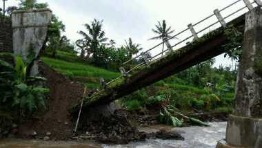 Warga Jepara Tempuh 10 Kilometer untuk Keluar Dusun