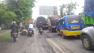 Jalan Rusak, Pantura Pekalongan Macet 5 Km