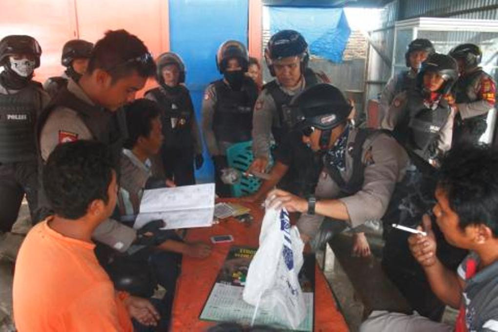 Preman yang terjaring sedang didata oleh personel kepolisian Polresta Medan, Selasa (1/3/2016). Foto: MTVN/ Farida Noris.