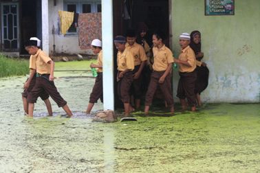 Puluhan Sekolah di Pekalongan Rawan Longsor dan Rob