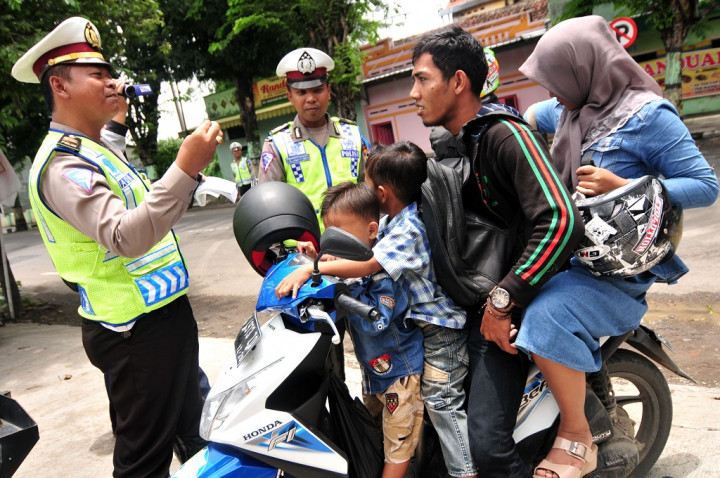 Tak Ditilang, Pelanggar Lalu Lintas Dapat Helm Gratis
