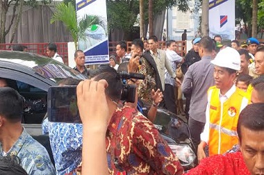 Warga Binjai Berebutan Salaman dengan Jokowi