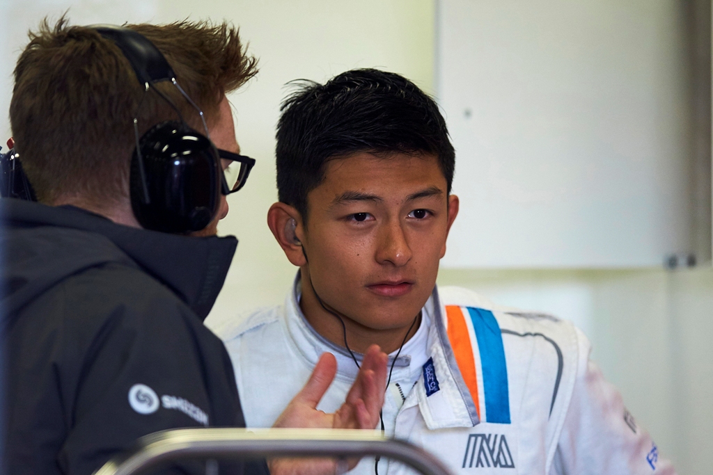 Rio Haryanto saat berdiskusi dengan awak tim teknisi Manor Racing jelang tampil di tes pramusim F1 (Foto: AP Photo/Siu Wu)
