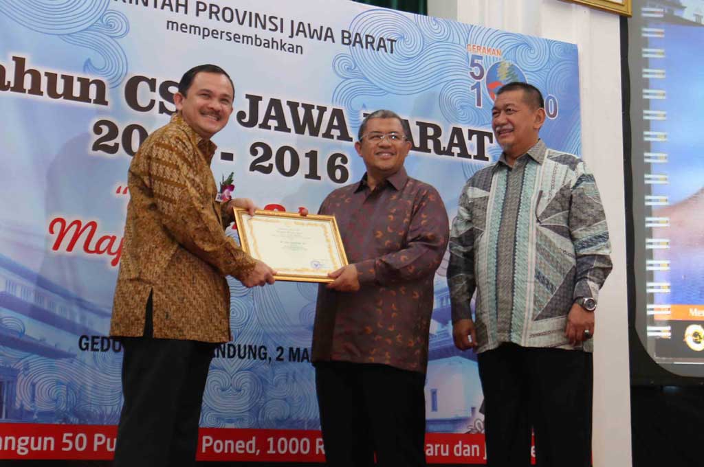 Ahmad Heryawan memberikan penghargaan kepada Astra International berkaitan program CSR di Jawa Barat. Astra International