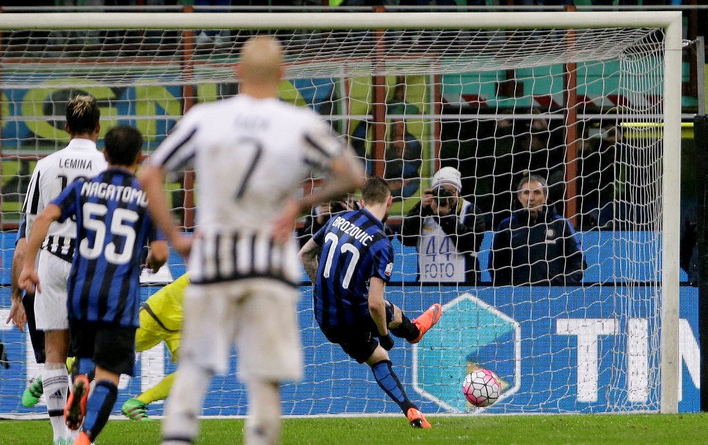 Marcelo Brozovic ketika mencetak gol melalui titik putih. (Foto: AP/Antonio Calanni)