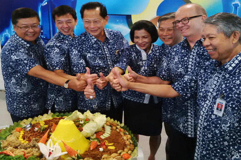 Potong tumpeng perayaan hari jadi BCA ke-59 -- MTVN/Anggitondi Martaon