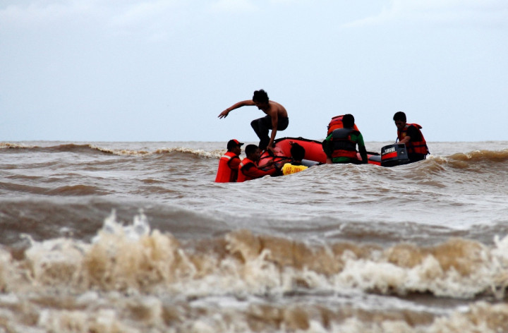 Dua Bocah Hilang Terseret Arus Sungai di Bekasi