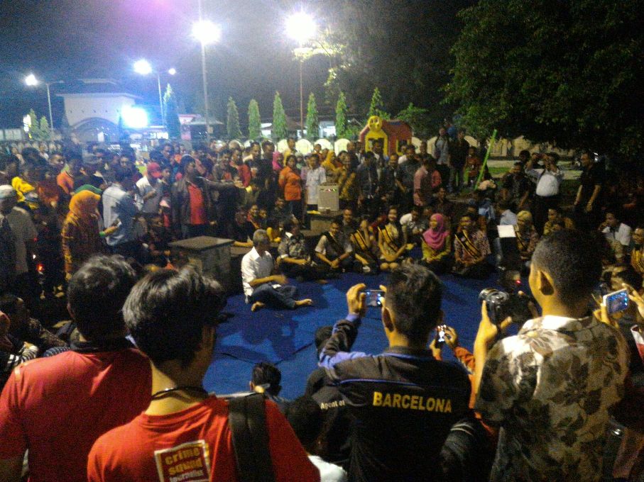 Gubernur Jateng Ganjar Pranowo (putih) saat acara Ngopi Bareng Ganjar di Cilacap, Jateng, Rabu (2/3/2016). (Metrotvnews.com/Deo Dwi Fajar)