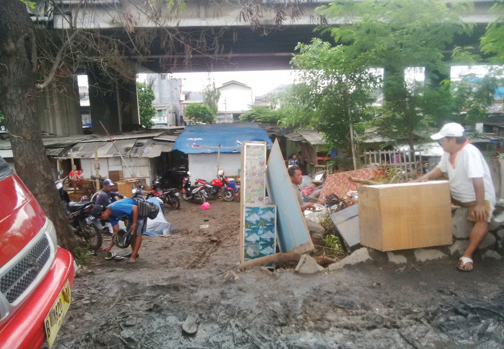 Warga memindahkan peralatan rumah tangga dari permukiman Kalijodo yang terkena dampak penggusuran. Foto: MTVN/Wanda Indana