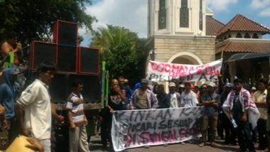 Penambang Pasir Serbu Markas Legislator Yogya