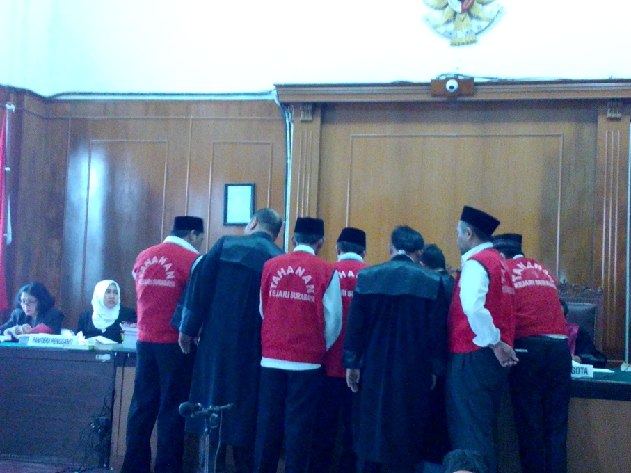 Hakim memanggil para terdakwa, pengacara, dan penuntut untuk melihat barang bukti di persidangan PN Surabaya, Jatim, Kamis (3/3/2016). (Metrotvnews.com/MK Rosyid)