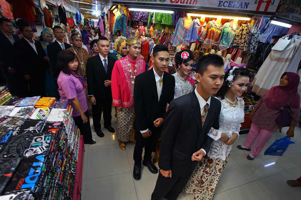 Unik, Peragaan Busana Pengantin di Tengah Pasar