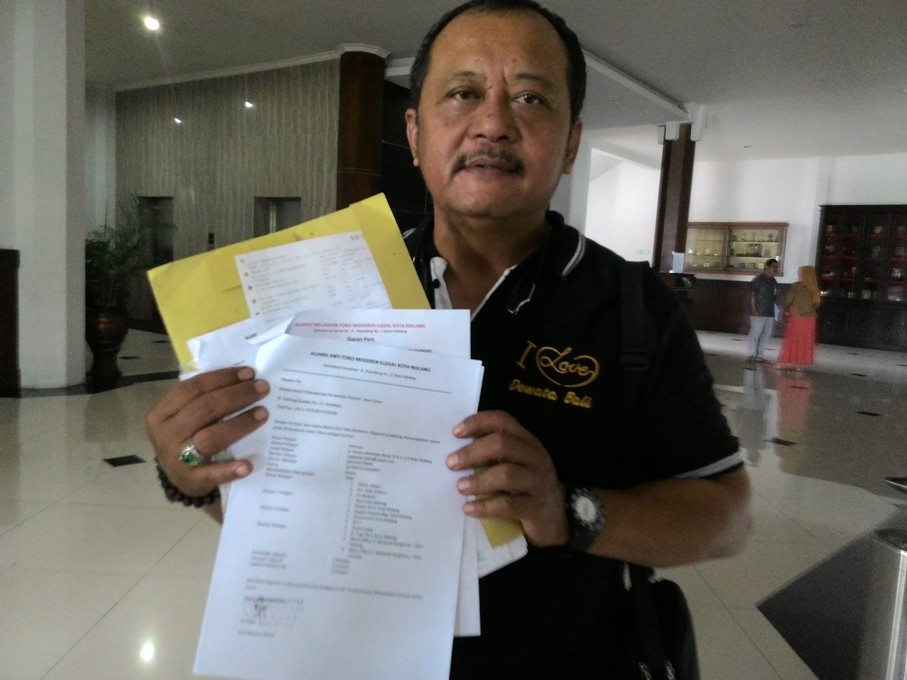 Koordinator Aliansi Antitoko Modern, Soetopo Dewangga ketika menunjukkan surat yang ditujukan ke Ombudsman Jawa Timur. (Metrotvnews.com/Miski)