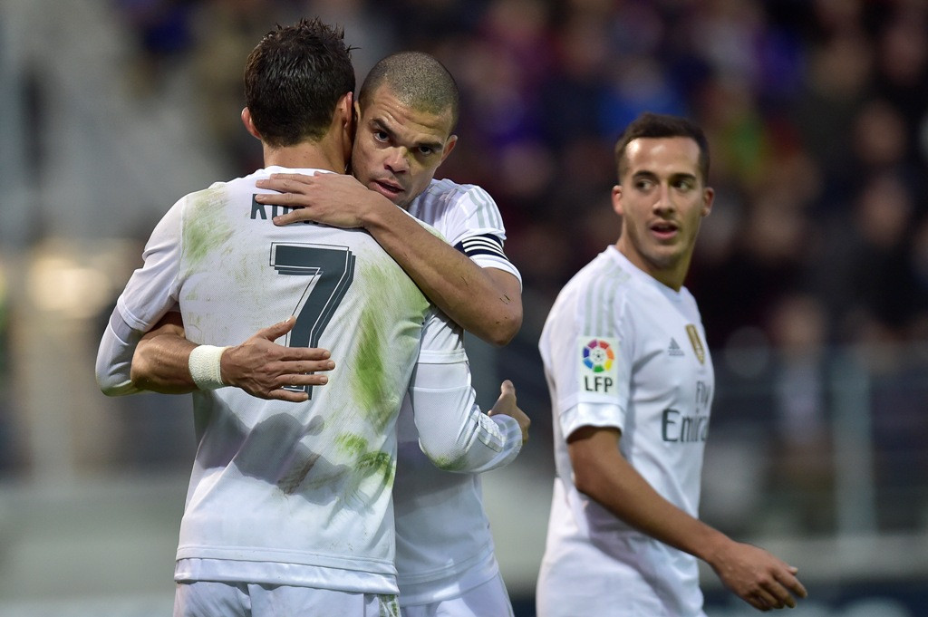 Pepe merangkul Cristiano Ronaldo.  (AP Photo/Alvaro Barrientos)