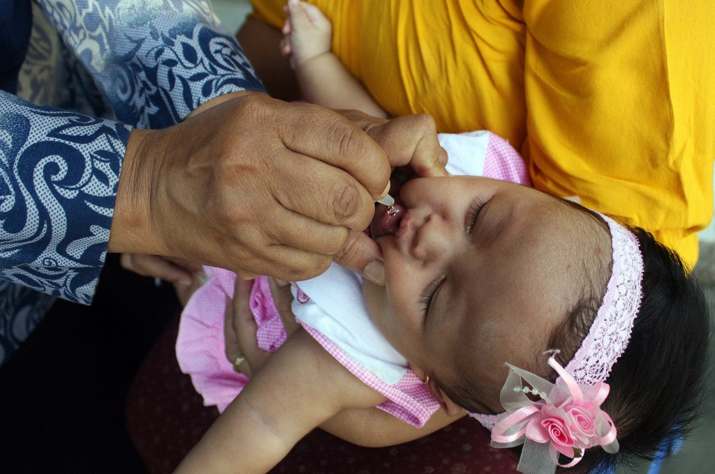 Seorang balita di Kediri mendapat vaksin polio, Ant - Rudi Mulya