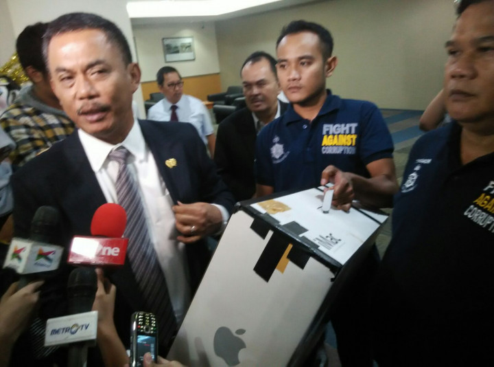 Polisi Sita Komputer di Kantor Ketua DPRD DKI