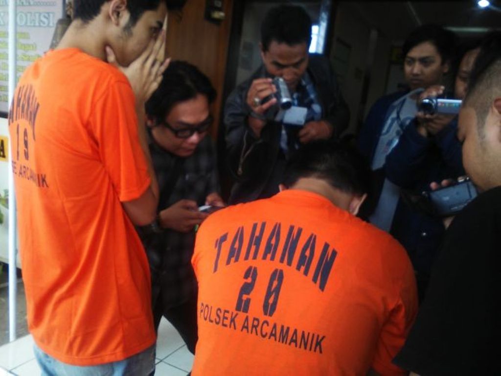 Dua muncikari S dan A yang ditangkap dari salah satu apartemen di Kota Bandung Jawa Barat (Foto: MTVN/Octavianus) 
