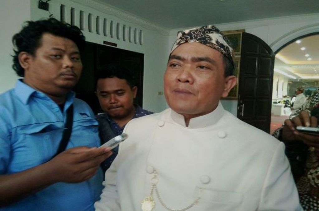 Wali Kota Cirebon, Jawa Barat, Nasrudin Azis, usai sidang paripurna istimewa dalam rangka hari jadi Kota Cirebon ke-646 di Gedung DPRD Kota Cirebon, Rabu (14/10/2015). MTVN/Ahmad Rofahan