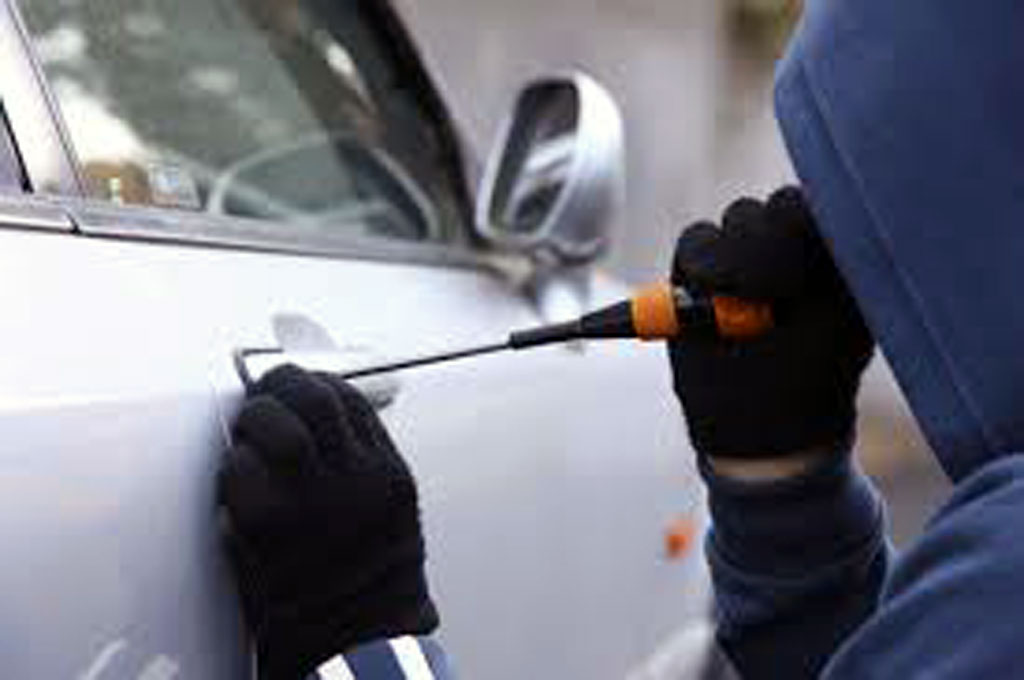 Modus pencurian kendaraan bermotor dengan cara merusak kunci mobil. Gstatic