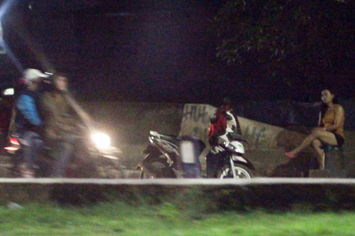 Mereka Pindah ke Jembatan Genit