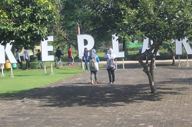 Ada Bungkusan Kondom di Taman Kebunratu Jombang