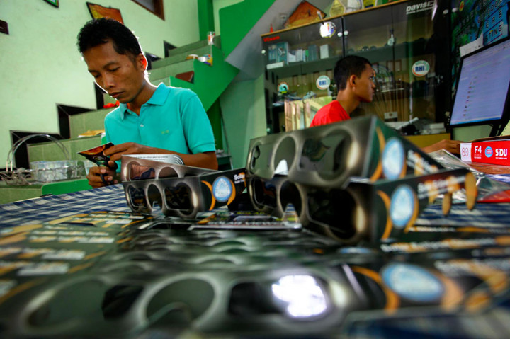 Pengrajin Kacamata Gerhana Matahari Kebanjiran Pesanan