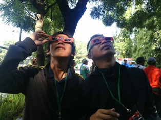 Ponpes Assalam Produksi 2.300 Kacamata Gerhana Matahari