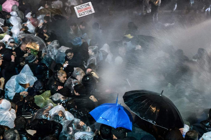 Polisi Turki Serbu Kantor Surat Kabar Oposisi